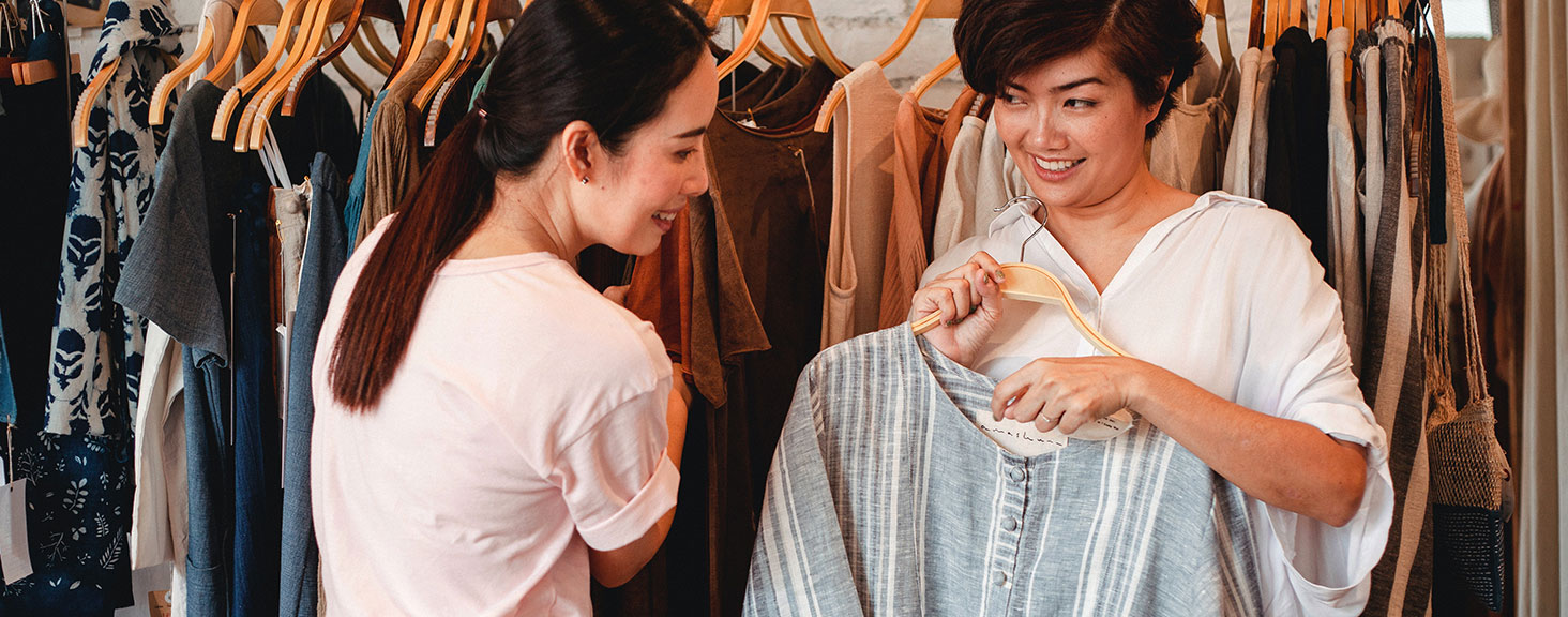 Woman Showing Clothes Image illustrant la page contact d’une boutique québécoise de t-shirts et son espace de communication.