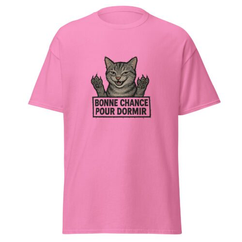 T-shirt rose Chat Bonne Chance avec illustration d’un chat griffes levées et texte humoristique « Bonne chance pour dormir ».
