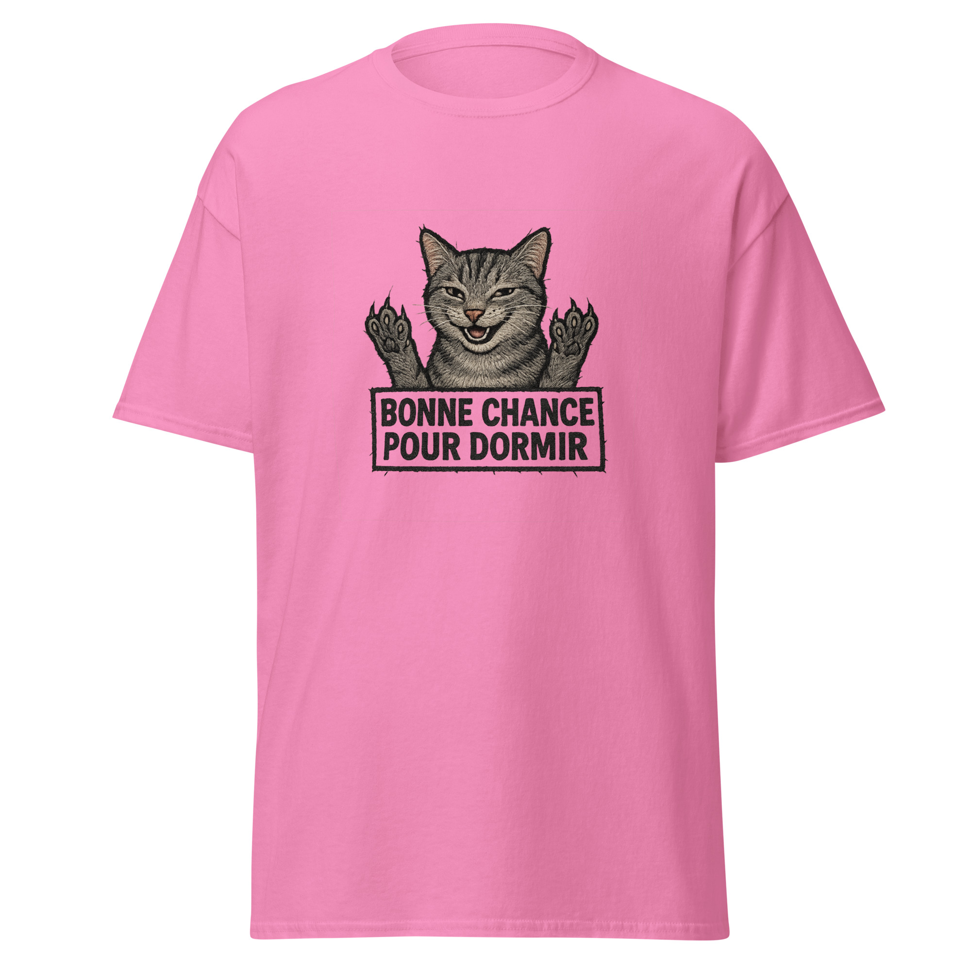 T-shirt rose Chat Bonne Chance avec illustration d’un chat griffes levées et texte humoristique « Bonne chance pour dormir ».
