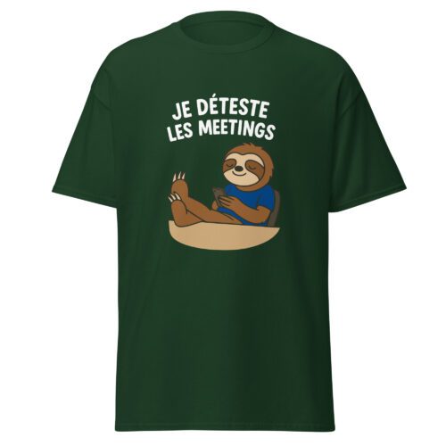 T-shirt Je déteste les meetings vert avec illustration humoristique d’un paresseux assis regardant son téléphone pendant un meeting.