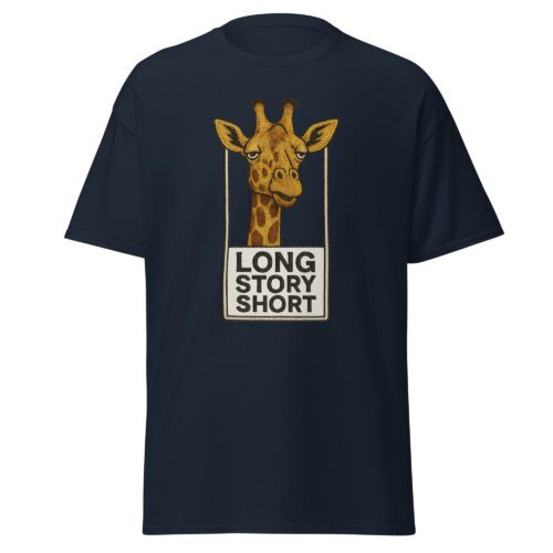 T-shirt Girafe Long Story Short avec illustration humoristique et texte brodé « Long story short ».