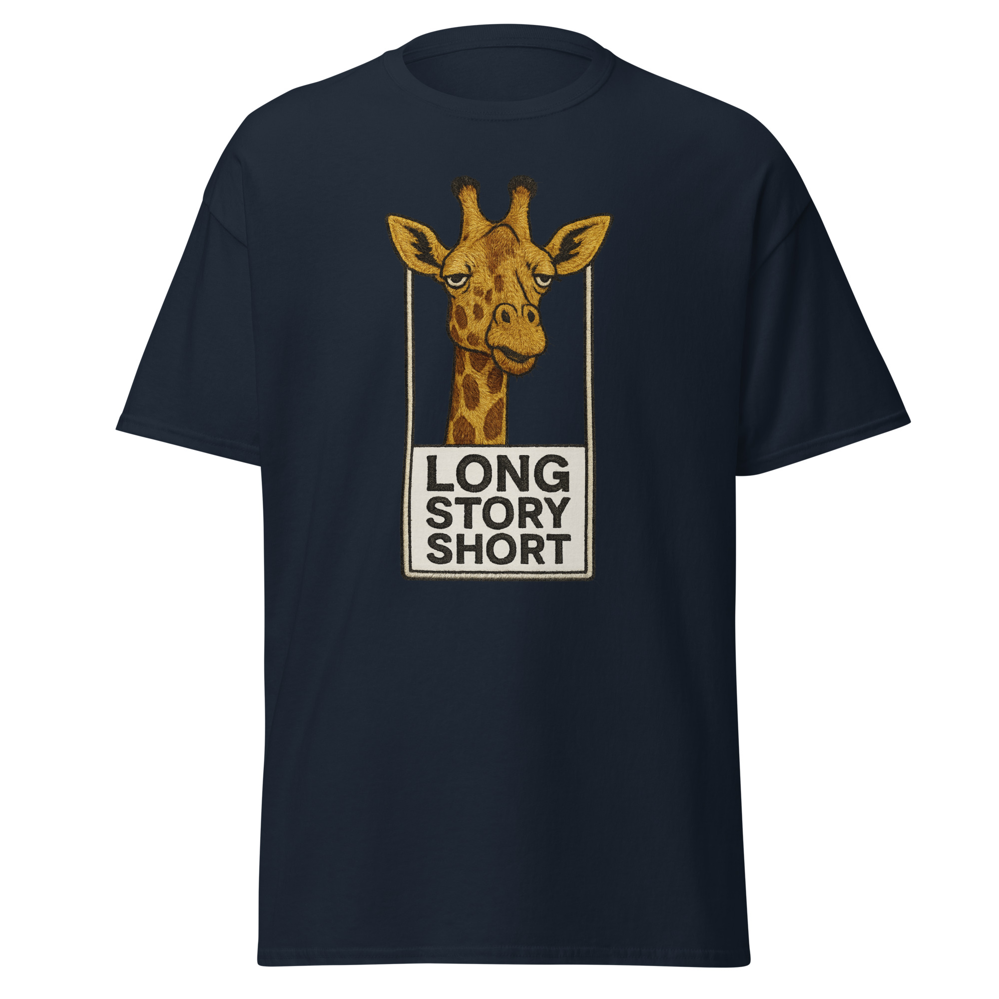 T-shirt Girafe Long Story Short avec illustration humoristique et texte brodé « Long story short ».